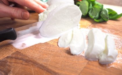 affettare mozzarella per condire pizza napoletana