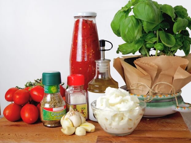 ingredienti per pizza margherita e pizza marinara
