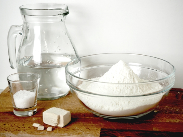 ingredienti per l'impasto di una pizza napoletana verace