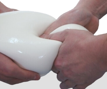 mozzatura di una mozzarella o fiordilatte dall'ammasso iniziale