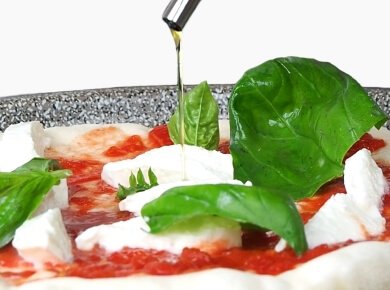 ingredienti per pizza margherita e pizza marinara: Olio