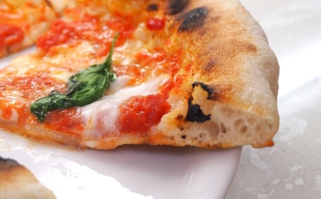 esempio di pizza napoletana verace fatta in casa con cornicione gonfio e ben alveolato