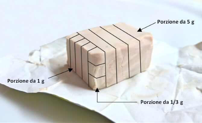 Panetto da 25 g di lievito di birra fresco, sezionato in modo da ottenere la quantità necessaria per 4 pizze (1/3 g).