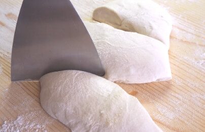 Staglio dell'impasto della pizza napoletana